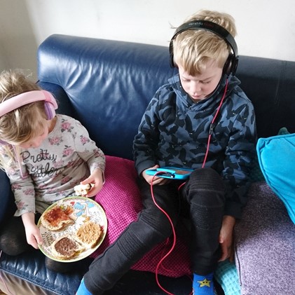 twee kinderen luisteren een luisterboek tijdens corona-crisis
