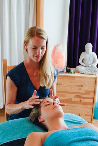 vrouw krijgt asmr hoofdmassage