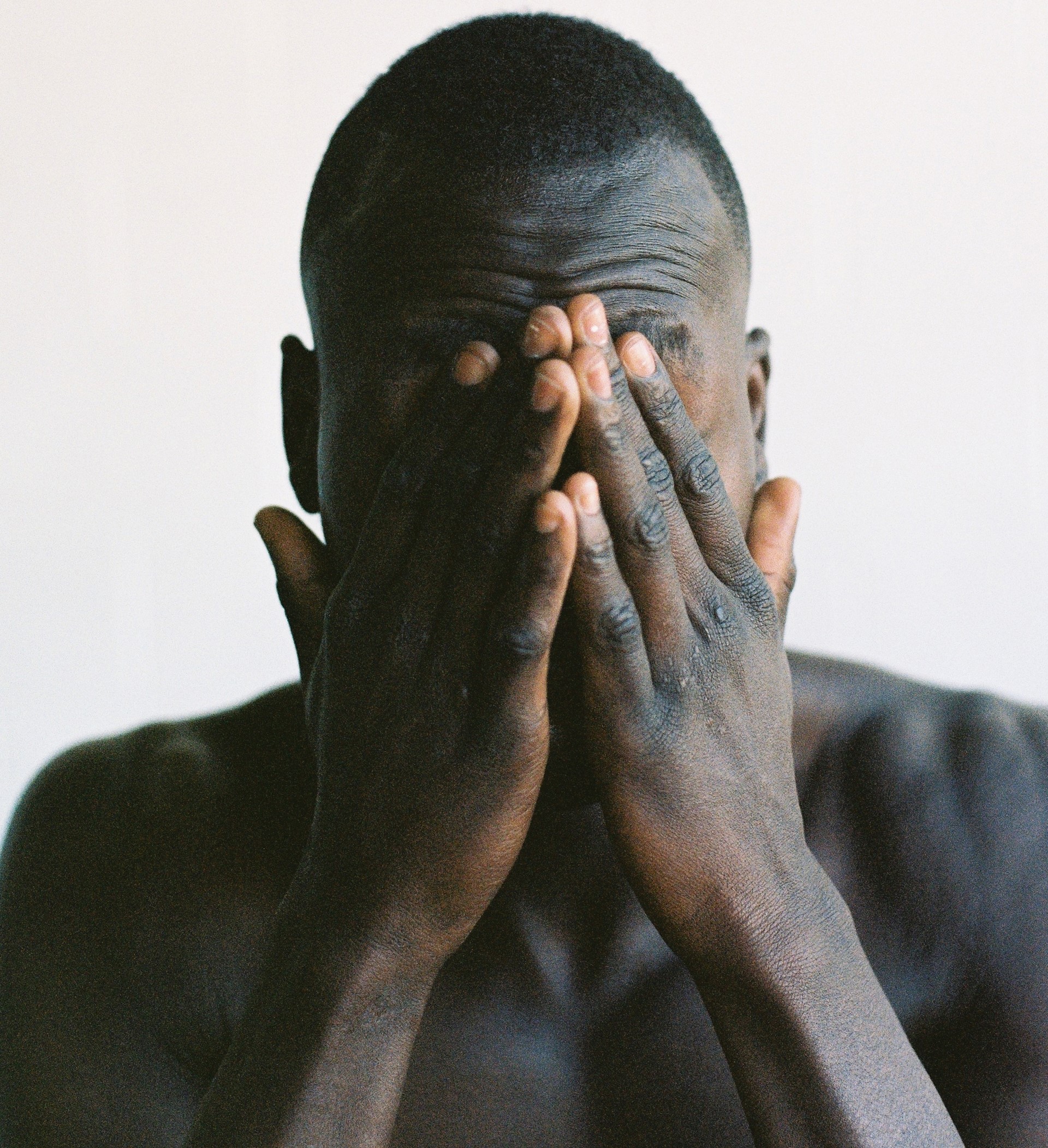 Shiatsu massage helpt man om spanningshoofdpijn te verminderen 