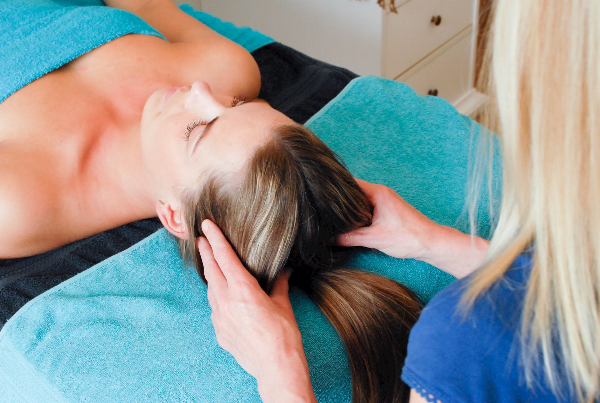 Jannet Veenbaas brengt rust met zachte hoofdmassage 