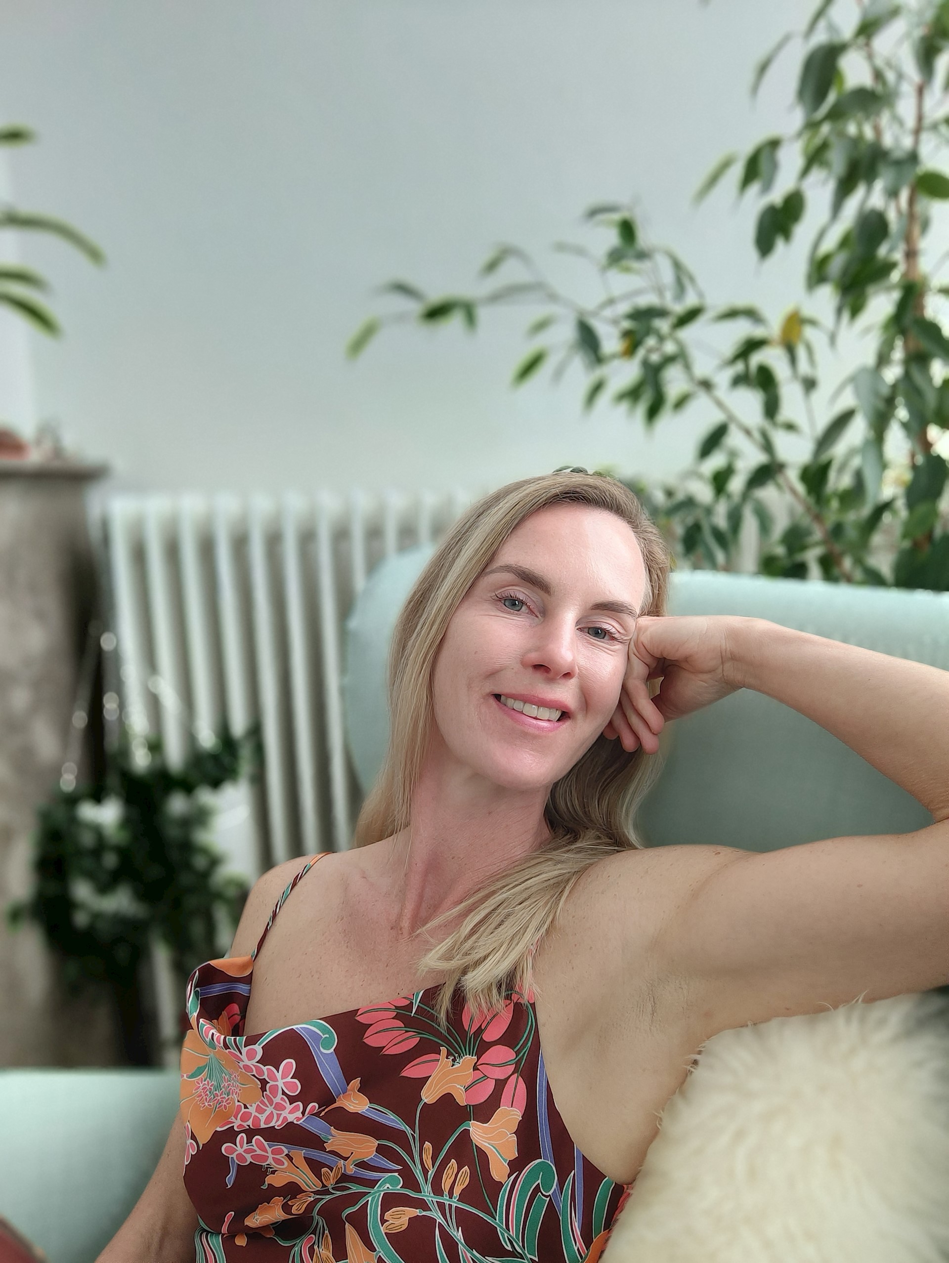 Jannet Veenbaas, holistisch therapeut, straalt rust en warmte uit  